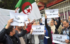sit-in di protesta in solidarietà del giornale El-Khabar